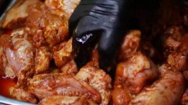 Aromatik ham baharatlı tavuk kanatları.