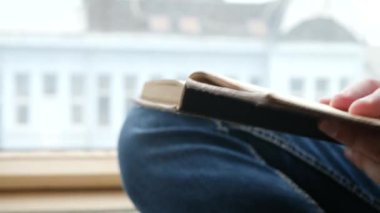 Genç Öğrenci Pencere kenarında Kahverengi Kitap Okuyor