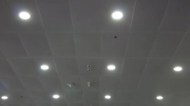 Ampuller beyaz tavanda ışıldıyor