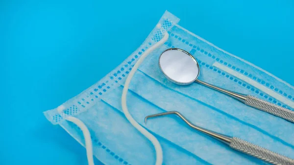 プロの歯科器具:青い顔マスクの口鏡と歯科エクスプローラ ロイヤリティフリーのストック写真