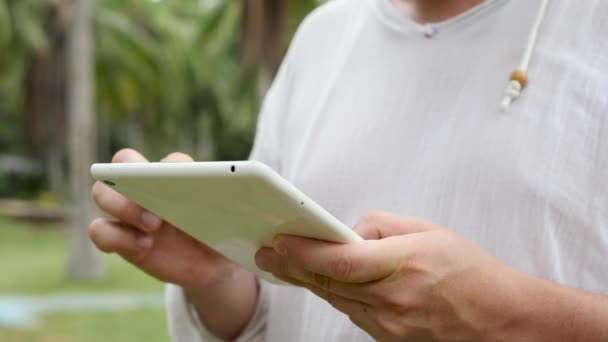 Mão masculina usando tablet PC — Vídeo de Stock