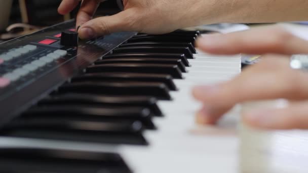 Musicista che suona su tastiera sintetizzatore tasti pianoforte — Video Stock