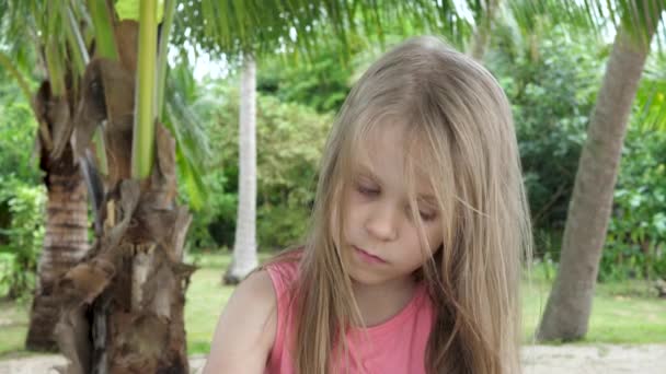 Feliz niña sonríe en la playa en el fondo de la palmera — Vídeos de Stock