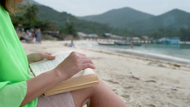 Lectura femenina Reserva en la playa — Vídeo de stock