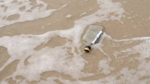 Послание в бутылке, выброшенной на берег — стоковое видео