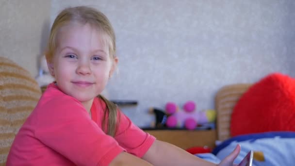 Kid meisje met behulp van tablet Pc — Stockvideo