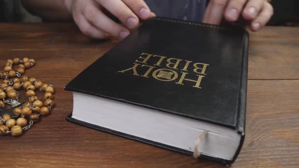 Adulto pessoa oração estudo Bíblia Sagrada escritura e religião — Vídeo de Stock