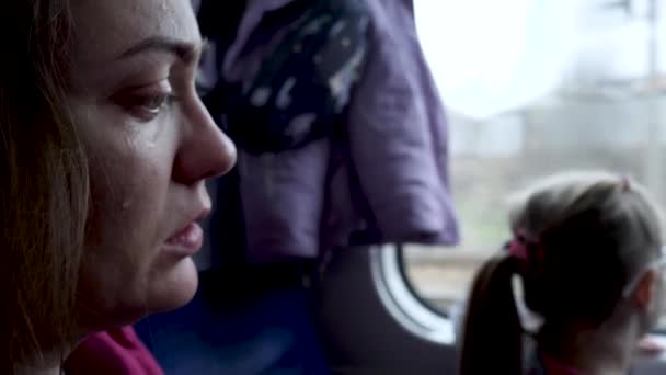 Взрослая женщина плачет в вагоне — стоковое видео