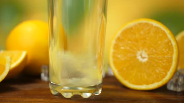 Faça suco de laranja fresco e despeje em vidro — Vídeo de Stock