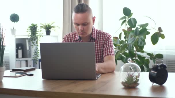 Freelancer Escribir texto en un ordenador portátil gris — Vídeo de stock