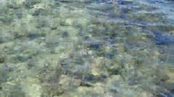 Море воды или океан на пляже с окаменелыми коралловыми камнями — стоковое видео