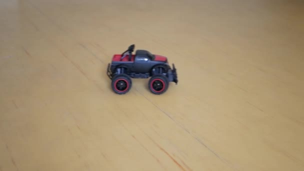Радіокерований іграшковий автомобіль на підлозі — стокове відео
