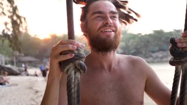 Пейзаж на закате моря с человеком, летящим на веревке — стоковое видео
