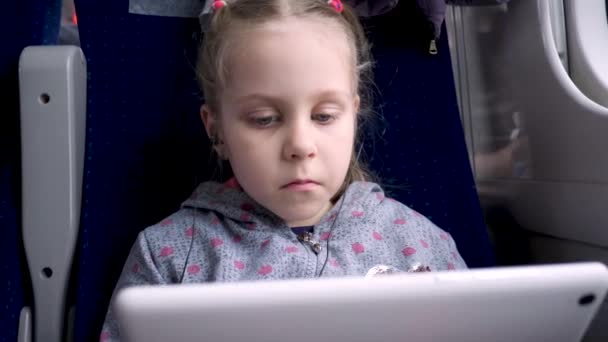 Kid Girl Använda Tablet Pc — Stockvideo