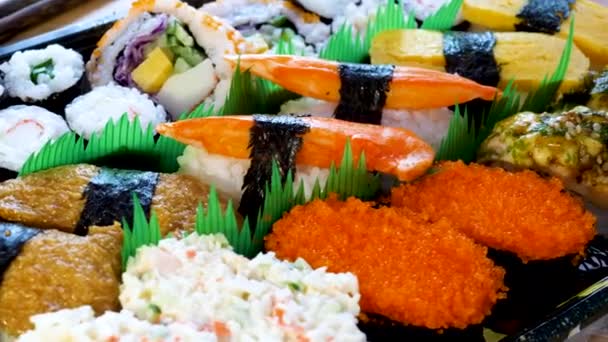Comer sushi com pauzinhos — Vídeo de Stock