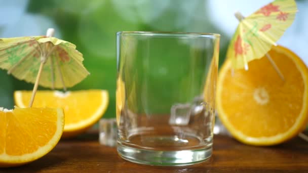 Самые популярные фруктовый апельсиновый сок во всем мире — стоковое видео
