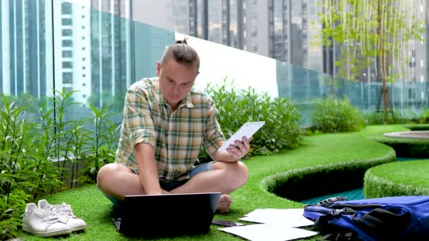 Dane dotyczące nakładów męskich pracowników w tabletce Pc — Wideo stockowe