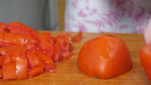 Rebanar tomate en tabla de cortar de madera — Vídeos de Stock