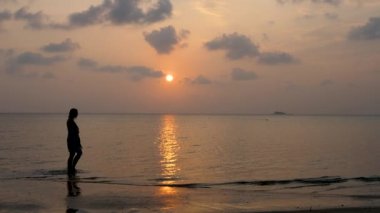 Dramatik günbatımında kadın silueti