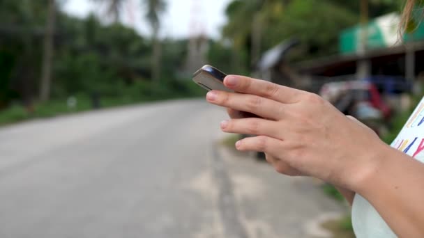 Mujer Busque Camino en el Mapa Electrónico en Smartphone — Vídeos de Stock