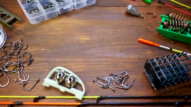 Canne à pêche et agrafe sur fond de table brun en bois — Video