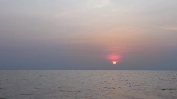 Pôr-do-sol laranja na superfície da água do mar — Vídeo de Stock