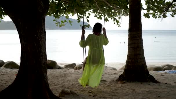 Woman in green pareo swing beach on seashore — 비디오
