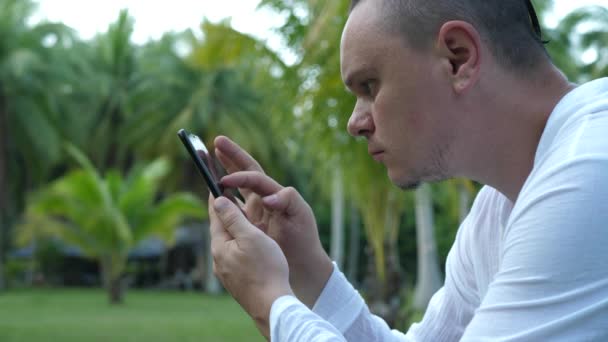 Guy Segurando Smartphone e olhando para a tela e leitura de SMS — Vídeo de Stock