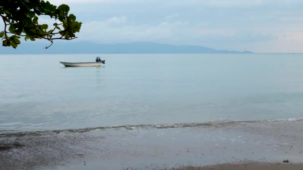 Small Wooden Fishing Motorboat Floating On Blue Sea Water Near Beach — Αρχείο Βίντεο