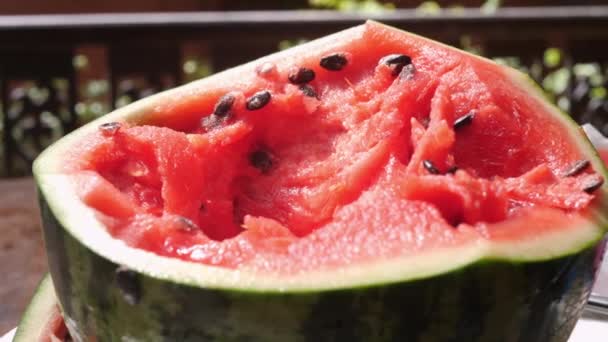 Deliciosa melancia na mesa ao ar livre no jardim — Vídeo de Stock