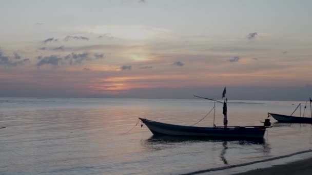 Fischerboote bei Sonnenuntergang — Stockvideo