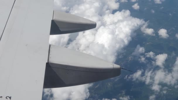 Avión vuela por encima de nubes blancas y tierra — Vídeos de Stock