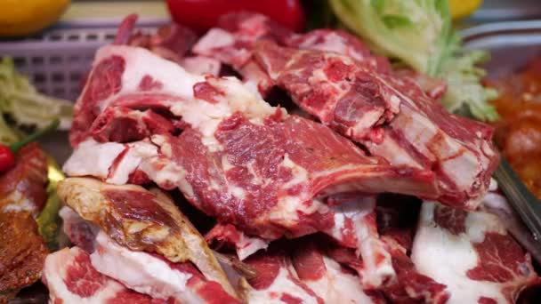 Surové maso jehněčího masa — Stock video