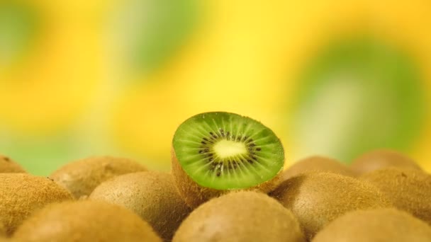 Half Cut Kiwi mente sobre o Whole Kiwi — Vídeo de Stock