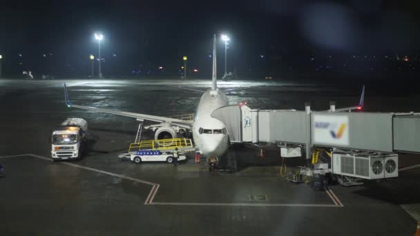 Preparação para carregar carga e embarque no avião civil no aeródromo à noite — Vídeo de Stock