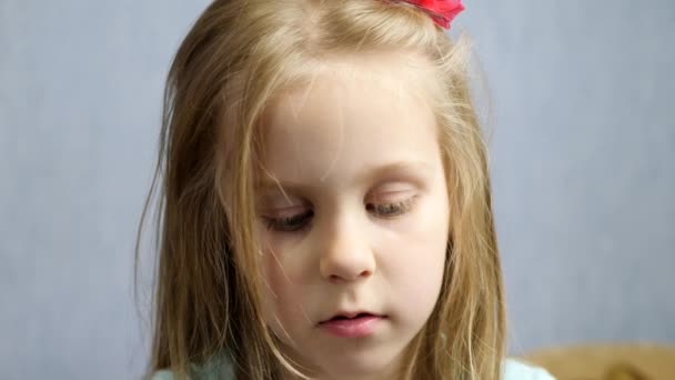 Маленька дівчинка повинна носити окуляри щодня — стокове відео