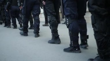 Şehir caddesinde zırhlı üniformalı özel kuvvetler var.