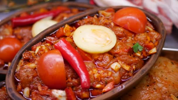 Stew with vegetables in a heat-resistant baking sheet — Stock Video