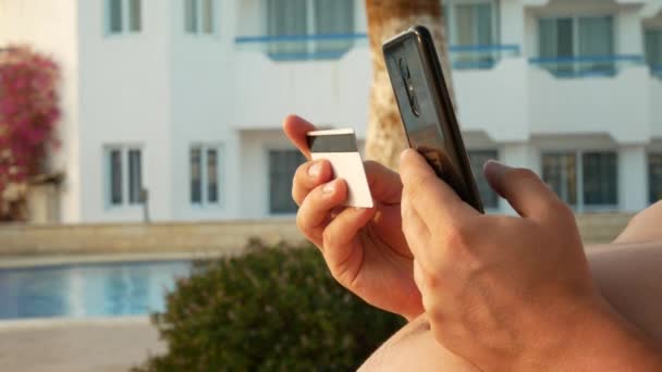 Smartphone e cartão de débito de crédito em Backgroung de piscina — Vídeo de Stock