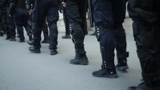 Спецназ в бронеформе на городской улице — стоковое видео