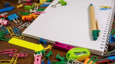 Kahverengi ahşap masa arka planında ofis malzemeleri