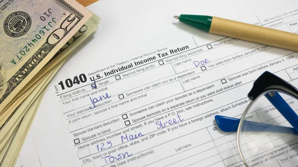Filled 1040 Tax Form for female person multiple-use names Jane Doe — ストック写真