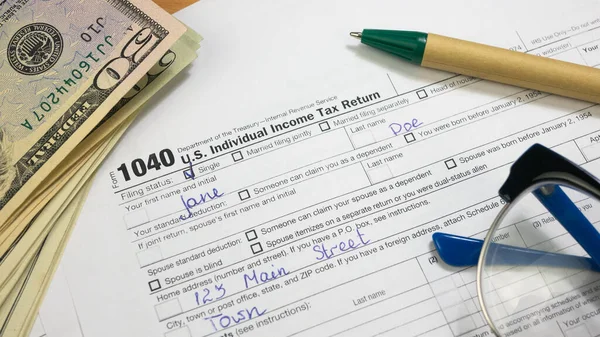 Filled 1040 Tax Form for female person multiple-use names Jane Doe — Stok fotoğraf