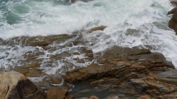 Marine storm waves on sea rocks — 图库视频影像