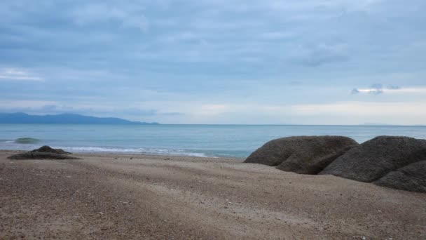 Costa Sandy com Pedra no Pôr do Sol no Céu Azul Fundo — Vídeo de Stock