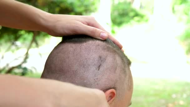 Woman Doing Mans Hair With Cutting Machine — Αρχείο Βίντεο