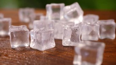 Su damlalı buz küpleri