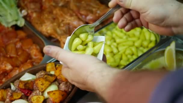 Handaugurken gepekelde tomaten op bord — Stockvideo