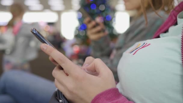 Pasajera en el aeropuerto usando smartphone esperando el vuelo — Vídeos de Stock