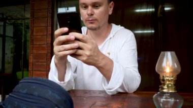 Siyah akıllı telefon kullanan erkek